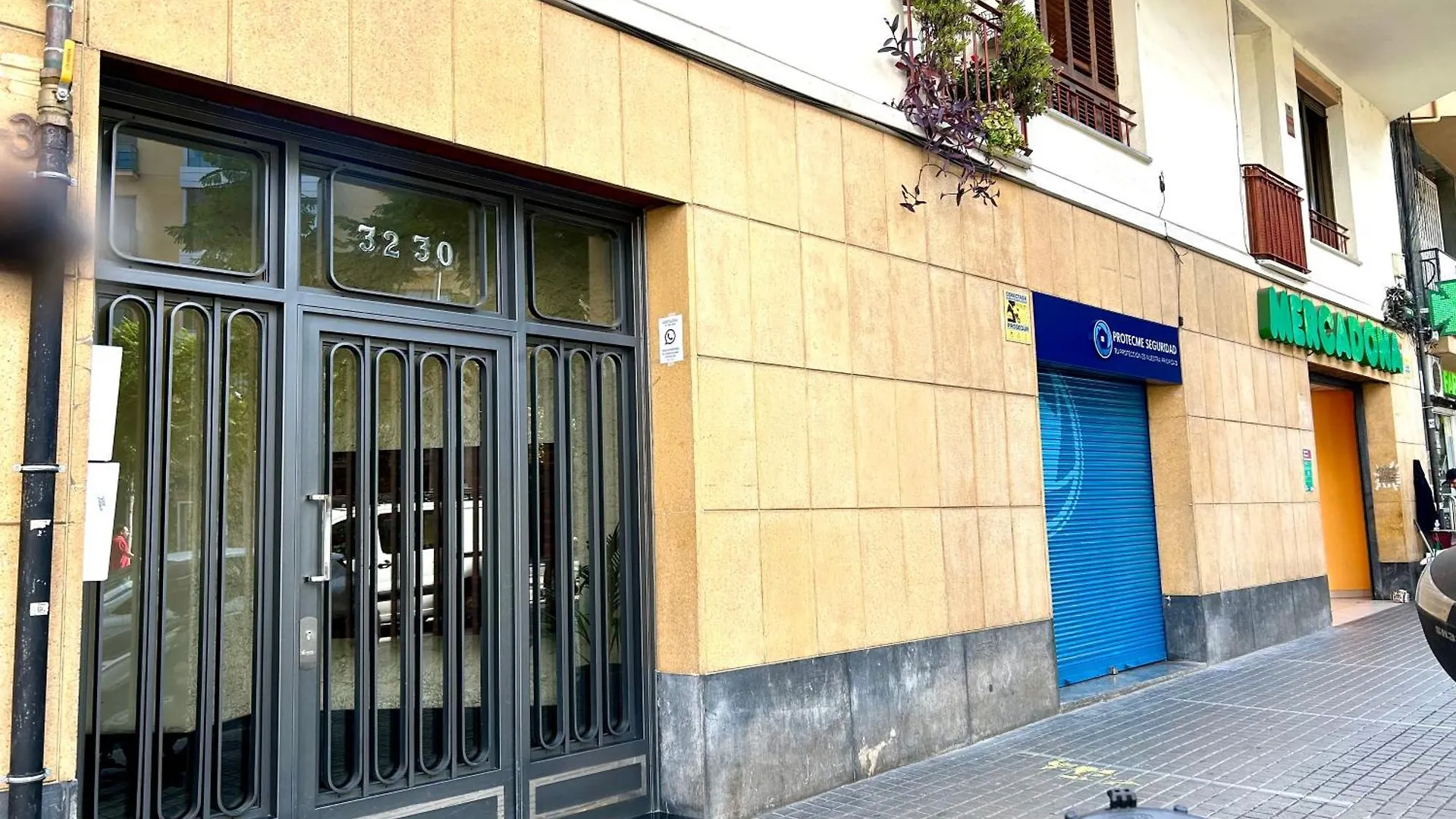 Apartment Carrer D'Olesa Barcellona Spagna